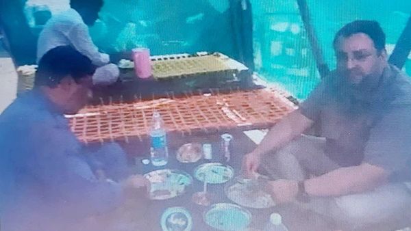 साइरस मिस्त्री की ड्राइवर के साथ ढाबे में भोजन खाते हुए ये पुरानी फोटो हुई वायरल,लोग बोले विनम्रता देखें