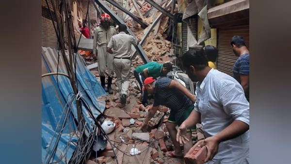 दिल्ली के आजाद मार्केट में गिरी बिल्डिंग, 5 घायल, 6-7 लोगों के मलबे में दबे होने की आशंका