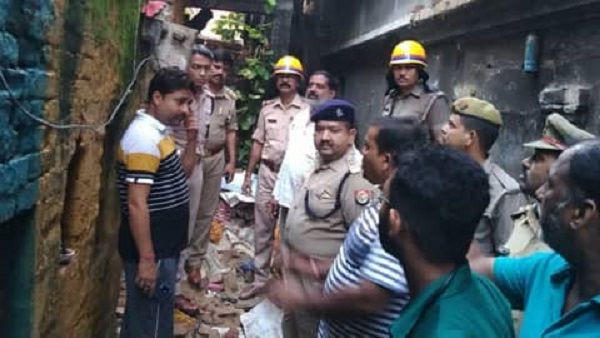 Deoria : जर्जर मकान के मलबे में दबकर बेटी सहित पति-पत्नी की मौत