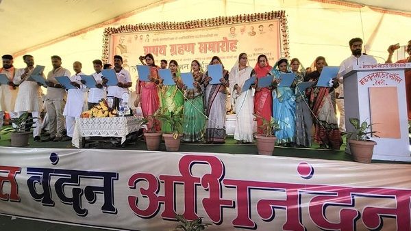 ये भी गजब हैंः देवरी नगर पालिका में भाजपा जिलाध्यक्ष ने दिला दी पार्षदों को संविधान की शपथ