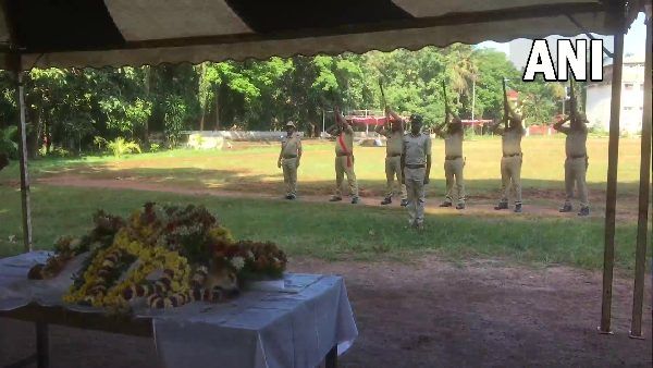 Pics: डॉग गीता का पूरा सम्मान के साथ अंतिम संस्कार, कर्नाटक पुलिस ने दी श्रद्धांजलि