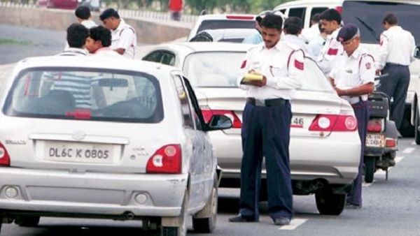 'काला चश्मा जचता है गोरे मुखड़े पर, लेकिन गाड़ी पर नहीं', दिल्ली पुलिस ने दी चेतावनी, भरना पड़ जाएगा जुर्माना