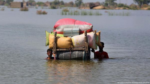 पाकिस्तान में बाढ़: किसानों ने कहा, 50 साल पीछे चले गए