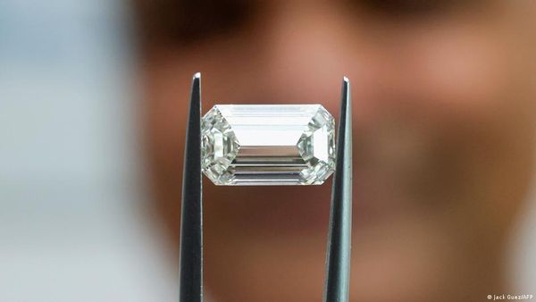 हीरे धरती के गर्भ में तैयार हुए या उनकी बारिश हुई?