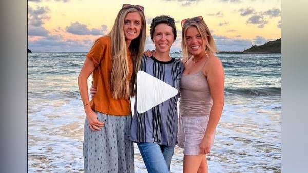 VIDEO : इमोशनल हुई Breast Cancer Survivor, फ्लाइट में पायलट ने शानदार स्वागत किया