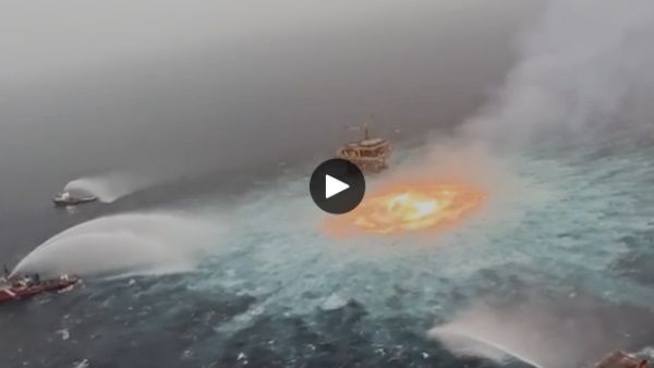 VIDEO: समंदर के बीचों बीच पानी के ऊपर लगी आग, 'फायर ऑफ रिंग' देख फैली दहशत, ऐसे किया गया काबू