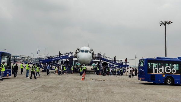 फ्लाइट टिकट के दाम में बड़ी गिरावट, बस-ट्रेन से भी सस्ती हवाई यात्रा, सिर्फ 1100 रुपए में करिए विमान में सफर