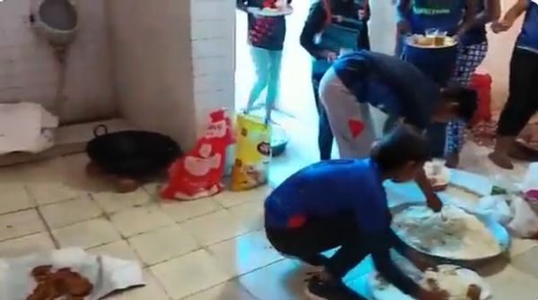 यूपी के सहारनपुर की शर्मनाक तस्वीर, खिलाड़ियों को टॉयलेट के भीतर परोसा गया खाना, Video वायरल