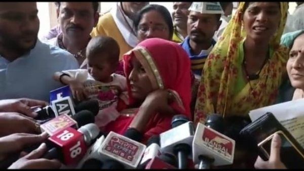 कलेक्टर कार्यालय में विधवा महिला ने 3 बच्चों समेत खुद पर डाला पेट्रोल, मचा हड़कंप