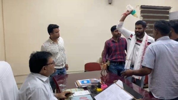 एमपी: जीवाजी यूनिवर्सिटी में परीक्षा नियंत्रक के सामने एनएसयूआई नेता ने खुद पर डाला पेट्रोल