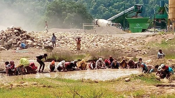 MP: हीरों की तलाश में डैम की मिट्टी लूट रहे लोग, एमपी-यूपी के सैकड़ों लोगों का नदी में जमावड़ा, पढ़िए खबर