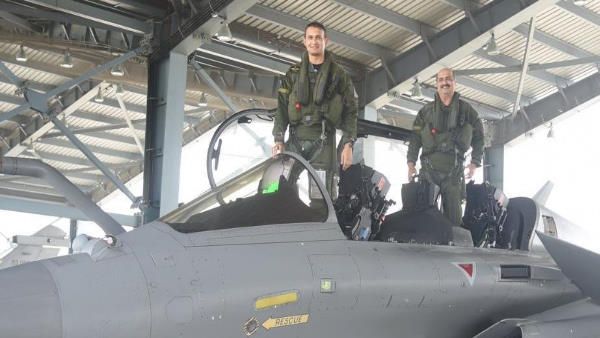 वायुसेना प्रमुख ने अपने बेटे के साथ राफेल में भरी उड़ान, पिता-पुत्र की जोड़ी ने दुश्मन को दिया कड़ा संदेश