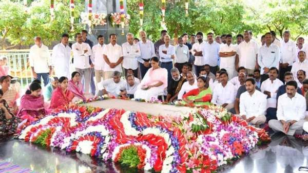 सीएम जगनमोहन रेड्डी ने वाईएस राजशेखर रेड्डी की पुण्यतिथि पर पुलिवेंदुला में दी श्रद्धांजलि
