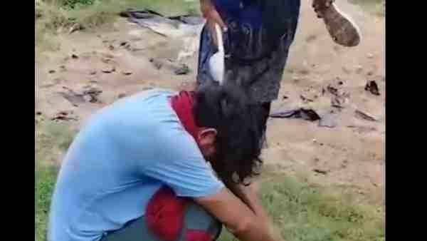 मनचले आशिक के सिर से युवती ने कुछ यूं उतारा इश्क का भूत, दोनों हाथों से सिर पर बरसाई चप्पलें