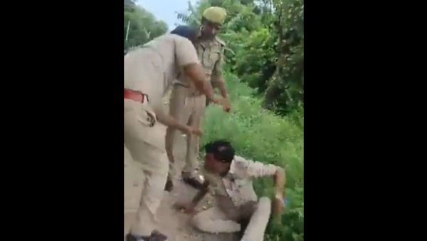 VIDEO : शराब पीने को लेकर सिपाही और होमगार्ड के बीच सड़क पर हुई मारपीट, गिरा-गिराकर पीटा