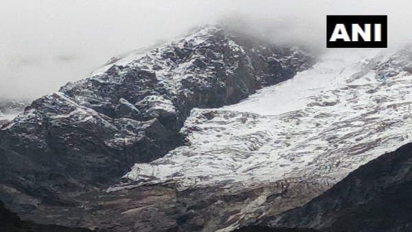 उत्तराखंड में केदारनाथ क्षेत्र की पहाड़ियों पर मौसम की पहली बर्फबारी, सामने आई खूबसूरत तस्वीरें