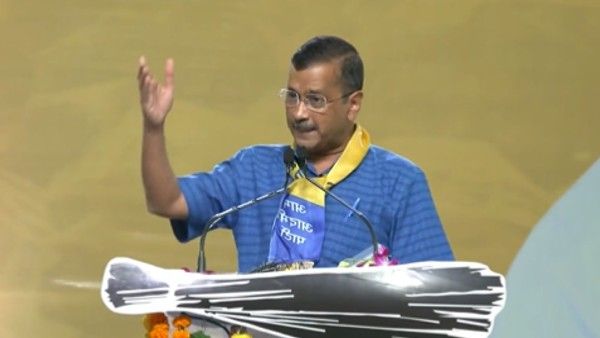 'AAP को कवर करने की कोई जरूरत नहीं', केजरीवाल ने लगाया पीएम सलाहकार पर मीडिया को धमकाने का आरोप