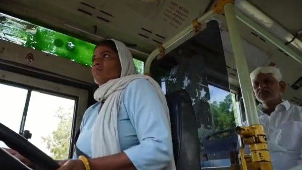 शर्मिला को नहीं आता था साइकिल चलाना, शानदार ट्रेनिंग से आज दौड़ा रहीं DTC बस, दिल्ली सरकार को दिया धन्यवाद