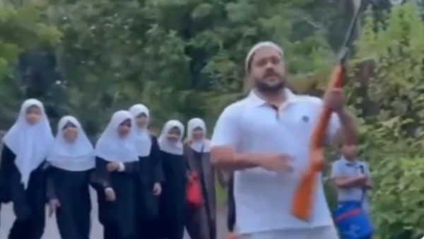 कुत्तों के हमलों का डर ऐसा कि केरल का यह युवक सड़क पर निकलता है बंदूक लेकर, वायरल हुआ वीडियो