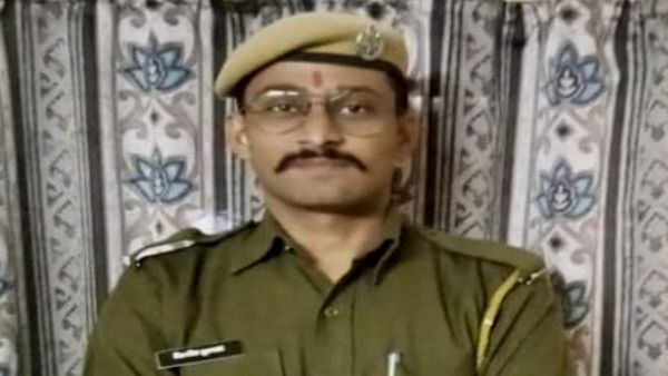 तस्कर को भगाने के मामले में जांच के दौरान कांस्‍टेबल को आया हार्ट अटैक, अस्‍पताल में फूट फूटकर रोने लगे DSP