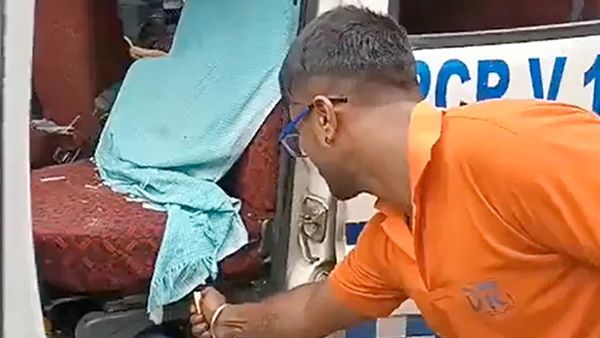 भगवा टीशर्ट पहने शख्‍स ने कोलकाता में लाइटर से जलाई पुलिस वैन, भाजपा बोलीं 