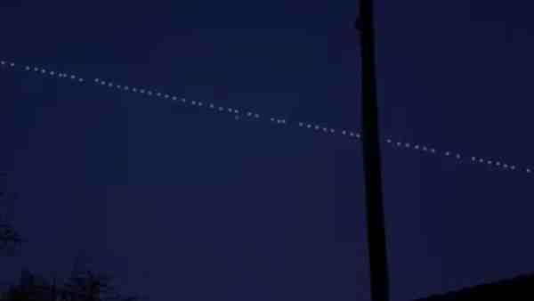 UP: आसमान में दिखी रहस्यमयी रोशनी की एक कतार, अद्भुत नजारे का सोशल मीडिया पर वायरल हुआ Video