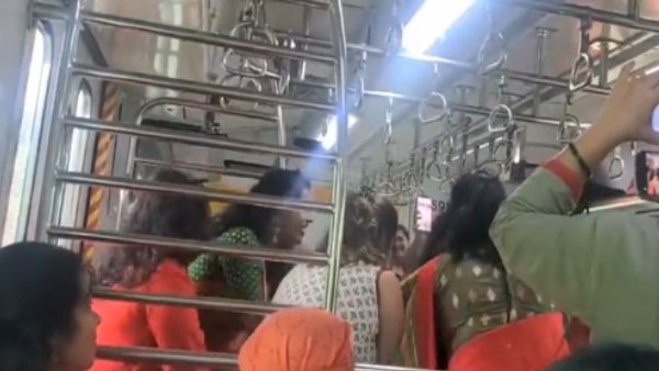 मुंबई की चलती लोकल ट्रेन में नवरात्रि के मौके पर महिलाओं ने किया गरबा, देखें वायरल Video