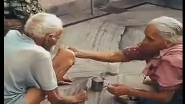 सोशल मीडिया पर वायरल हुआ बुजुर्ग कपल का दिल छूने वाला Video,लोगों ने बताया -'अमर प्रेम'