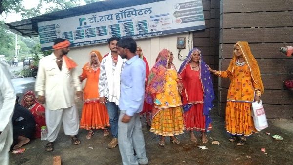 अनूठी मिसालः लोहगड़ियों ने समाज के घायल व्यक्ति के लिए अस्पताल के पास लगाई चौपाल, जुटाई ऑपरेशन की राशि