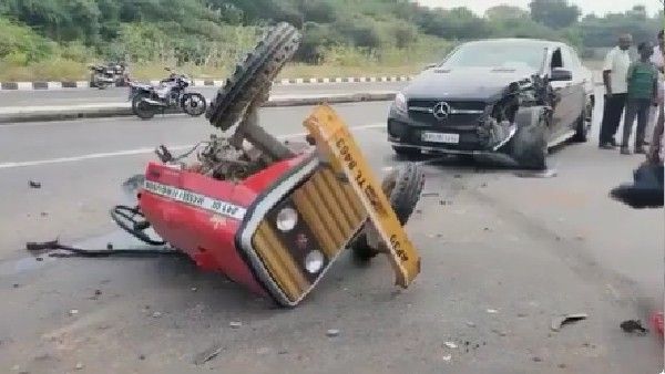 असंभव! मर्सिडीज से टक्कर के बाद 2 भागों में टूटकर सड़क पर बिखरा ट्रैक्टर, Video Viral
