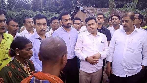 CG: पीड़ित बैगा परिवार से मिले मंत्री अकबर, मृतक के 4 बच्चे पढ़ेंगे हॉस्टल में, आरोपी रेंजर हुए निलंबित