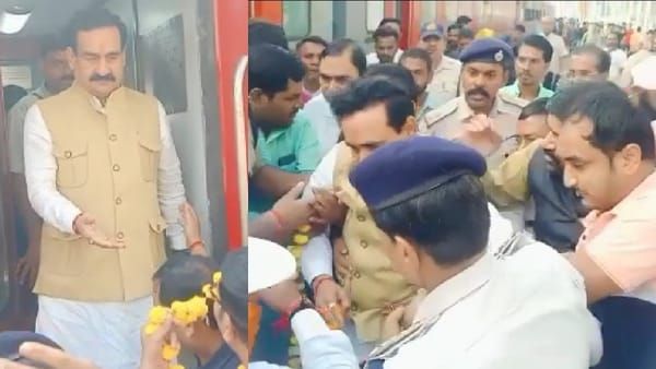 VIDEO: मैहर रेलवे स्टेशन में भीड़ के धक्कों से गिरते-गिरते बचे मंत्री नरोत्तम मिश्रा