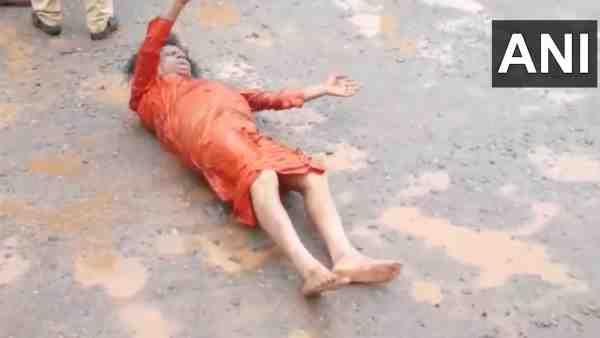 कर्नाटक: जानलेवा गड्ढों को लेकर सोशल वर्कर ने लेटते हुए किया अनोखा प्रदर्शन, आरती कर चढ़ाया नारियल