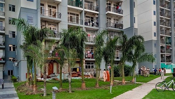 श्रीकांत त्यागी की पत्नी के विवाद के बाद अब नोएडा ग्रैंड ओमेक्स में चला बुल्डोजर