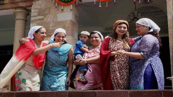 समृद्धि के शीर्ष पर बैठे पारसियों की जनसंख्या वृद्धि नकारात्मक क्यों?