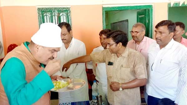 वाराणसी: सरकारी स्कूल में दूध नहीं मिलने पर भड़के विधायक, प्रधान को लगाई फटकार