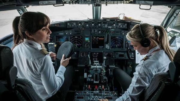 Video: रिहायशी इलाके में अमेरीकी नौसेना का विमान क्रैश, टकराया था एक पक्षी