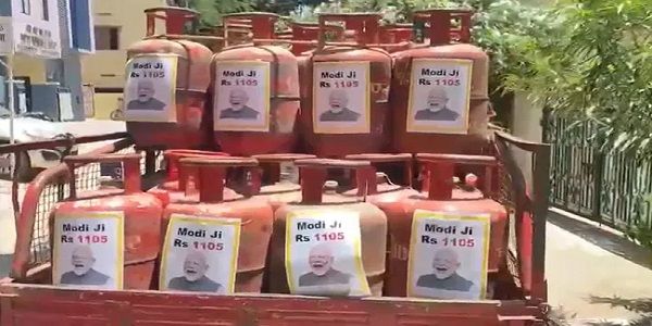 'मोदी जी की फोटो यहां चाहिए'- वित्त मंत्री के सवाल पर KCR की पार्टी ने कसा तंज, शेयर किया Video
