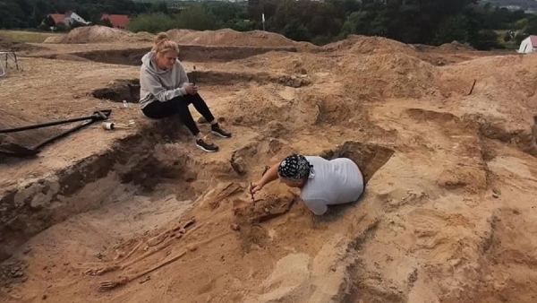 आखिरकार मिल गए 'महिला पिचाश' से जुड़े सबूत, कंकाल के पैर में ताला और गले में था ब्लेड