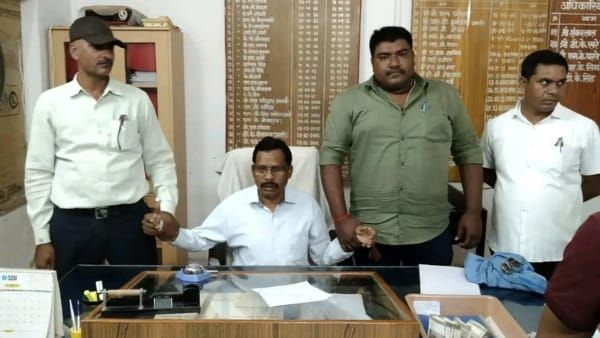 Sidhi: PWD कार्यपालन यंत्री को 50 हज़ार की रिश्वत लेते रीवा लोकायुक्त रंगे हाथों पकड़ा