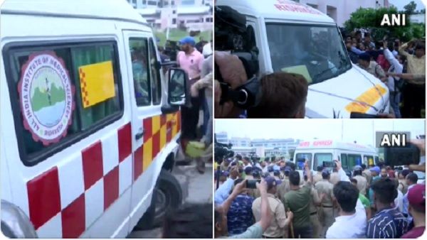 एम्स ऋषिकेश में हुआ अंकिता का पोस्टमार्टम, शव लेकर गए परिजन, अस्पताल के बाहर भारी संख्या में लोग रहे मौजूद