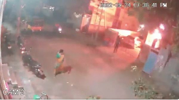 तमिलनाडु में RSS नेता के घर पर फेंके गए 3 पेट्रोल बम, CCTV में कैद हुई घटना