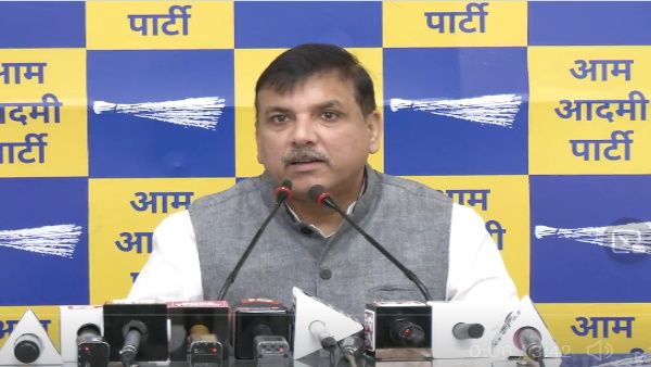 दिल्‍ली के LG पर आप ने लगाया ये नया आरोप, संजय सिंह ने कैमरे के सामने फाड़ दिया उपराज्यपाल का मानहानि नोटिस 
