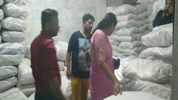 MP: बुंदेलखंड में इस गोदाम से चलता था अमानक पाॅलीथिन का कारोबार, 200 क्विंटल प्लास्टिक जब्त