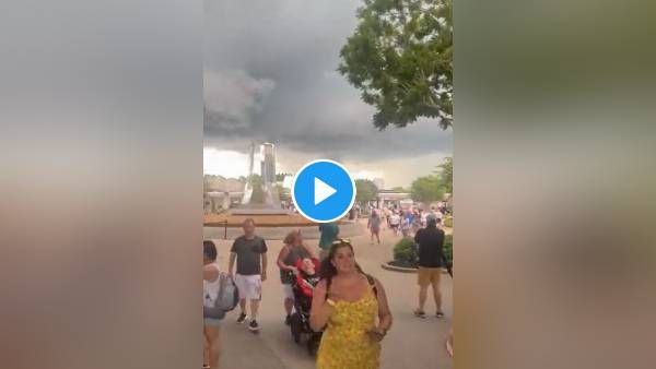 VIDEO : बवंडर जैसे बादलों से आतंकित हुए डिज्नी वर्ल्ड घूमने गए पर्यटक, इधर-उधर भागे