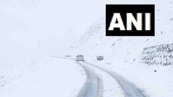 हिमाचल में बर्फबारी के बीच Delhi-NCR में तेज हवाओं के साथ झमाझम बारिश, मौसम हुआ ठंडा