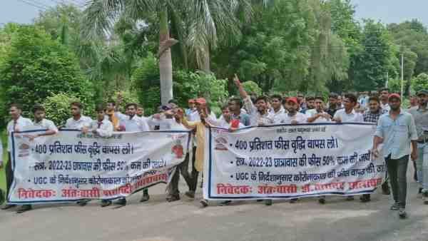 इलाहाबाद यूनिवर्सिटी में फीस वृद्धि पर प्रियंका ने BJP को घेरा, कहा- 'युवाओं से छीन लेगी शिक्षा का बड़ा जरिया'