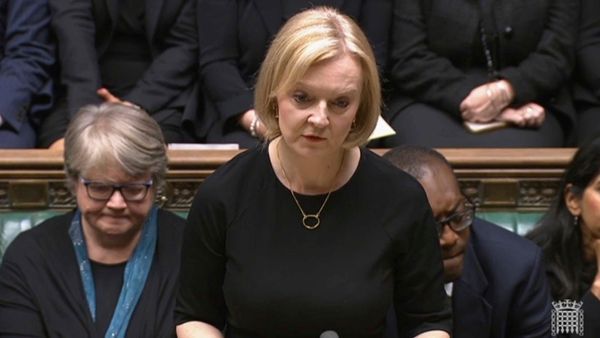 Liz Truss Resigns: ब्रिटेन में लिज ट्रस ने प्रधानमंत्री पद से दिया इस्तीफा, क्या ऋषि सुनक होंगे PM?