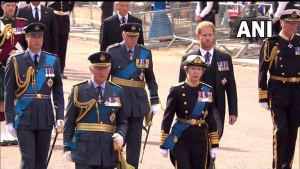 25 साल बाद साथ चलते हुए फिर से दिखे प्रिंस हैरी और विलियम, क्या फिर साथ होंगे दोनों भाई?