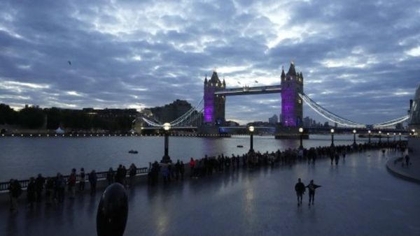 महारानी एलिजाबेथ के अंतिम दर्शन को उमड़े ब्रिटेन के लोग, कई किमी लगी लंबी लाइन, आज अंतिम संस्कार